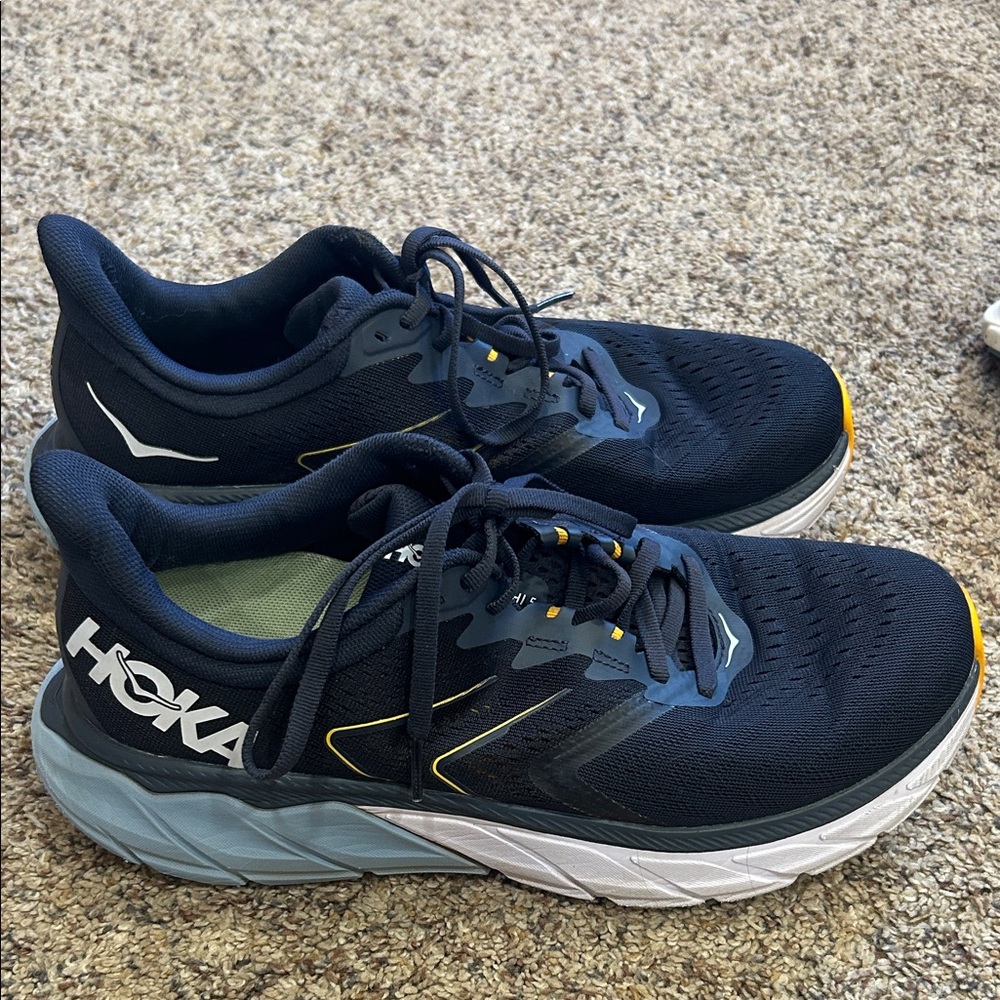 HOKA Arahi 5 running shoes